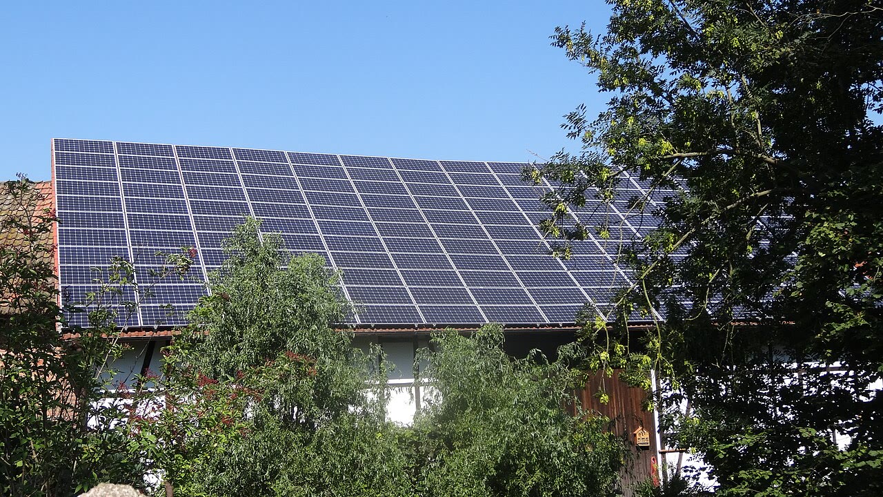 Fachwerkgebäude in Hochstedt mit vollständig belegtem Photovoltaikdach.